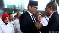 Wishnutama yang hadir lebih dahulu menyambut kedatangan mantan Menpar Arief Yahya di Kantor Kementerian Pariwisata.