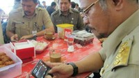 Santai di warung kopi pun, Syahrul begitu menikmatinya. Ia ditemani beberapa jajarannya saat singgah minum kopi dan ngemil. Foto: Instagram syahrulyasinlimpo