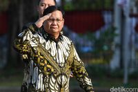 Gaya Hormat Prabowo Saat Hadiri Pengumuman Menteri Jokowi