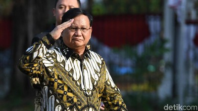 Gaya Hormat Prabowo Saat Hadiri Pengumuman Menteri Jokowi