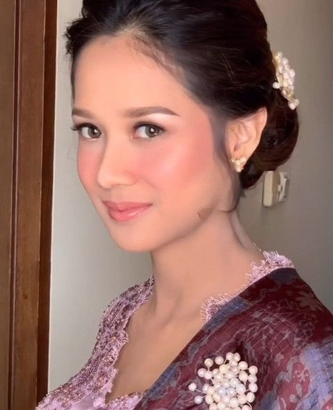 Gista Putri yang dijuluki netizen sebagai ibu menteri tercantik tampak menata rambutnya dengan sanggul modern. Dia memberikan tambahan aksesori jepit mutiara pada sanggulnya. Foto: dok. Instagram @marlenehariman