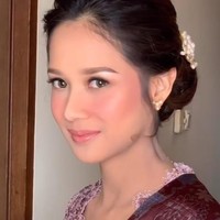 Gista Putri yang dijuluki netizen sebagai ibu menteri tercantik tampak menata rambutnya dengan sanggul modern. Dia memberikan tambahan aksesori jepit mutiara pada sanggulnya. Foto: dok. Instagram @marlenehariman