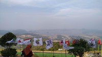 Selain itu, sejauh mata memandang dari Batu Dua juga terlihat Puncak Damar Jatigede. Dikelola Perhutani, destinasi wisata ini merupakan spot foto terbaik dengan latar belakang utama juga Waduk Jatigede. (Mukhlis/detikcom)