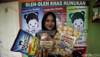 Adanya listrik juga meningkatkan ekonomi masyarakat salah satunya industri makanan ringan. UMKM ini merupakan binaan dari PLN Nunukan. Pradita Utama/detikcom.