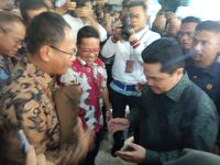 Tiba di Kantor Baru, Erick Thohir Disambut Palang Pintu Betawi
