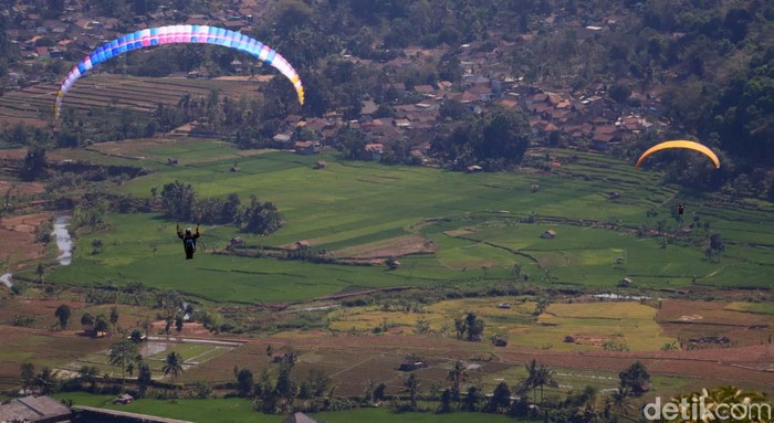 Sumedang Ingin Berjaya Lewat Paralayang