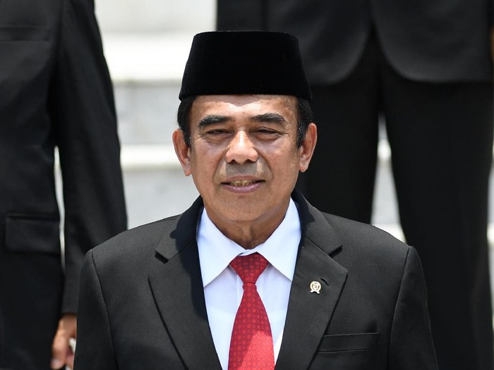 Menteri Agama Fachrul Razi bersiap mengikuti foto bersama seusai pelantikan menteri Kabinet Indonesia Maju di Beranda Halaman Istana Merdeka, Jakarta, Rabu (23/10/2019). ANTARA FOTO/Wahyu Putro A/foc.