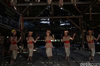 Anak-anak menari tarian khas Dayak Lundayah (Pradita/detikcom)