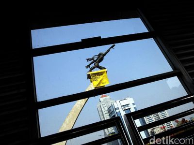 Spanduk Orang Baik Pilih Energi Baik Mejeng di Patung Pancoran