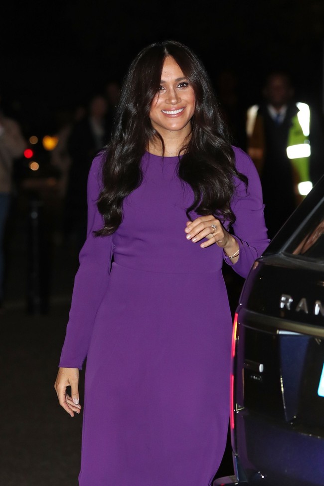 Kali ini, Meghan Markle tampil sederhana dalam balutan gaun ungu polos. Gaun dari label Aritzia ini juga pernah dipakai Meghan pada Januari lalu. Ketika itu, ia memadukannya dengan coat merah mencolok. (Foto: Gareth Fuller - Pool/Getty Images)