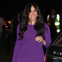 Kali ini, Meghan Markle tampil sederhana dalam balutan gaun ungu polos. Gaun dari label Aritzia ini juga pernah dipakai Meghan pada Januari lalu. Ketika itu, ia memadukannya dengan coat merah mencolok. (Foto: Gareth Fuller - Pool/Getty Images)