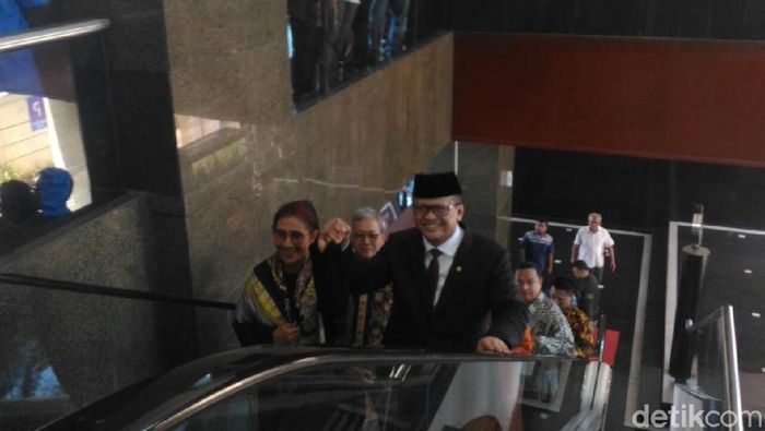 Momen Edhy Prabowo bergandengan tangan dengan Susi Pudjiastuti/Foto: Puti Aini Yasmin/detikcom Momen Edhy Prabowo bergandengan tangan dengan Susi Pudjiastuti/Foto: Puti Aini Yasmin/detikcom