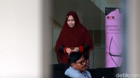 Istri mantan Menpora Imam Nahrawi, Shobibah Rohmah bersiap menjalani pemeriksaan di gedung KPK, Jakarta, Kamis (24/10/2019).