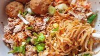 Bakso dan sayuran bisa menambah mie instan makin gurih dan enak. ditambah cabai makin sedap. Foto ; Instagram @cooking_by_me_damsi