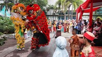 Atraksi barongsai juga turut memeriahkan acara tersebut.