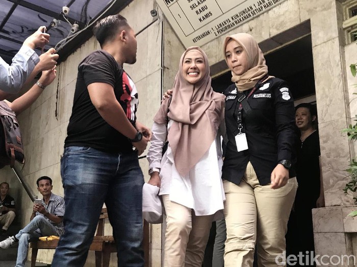 Rey Utami saat ditemui di Polda Metro Jaya.