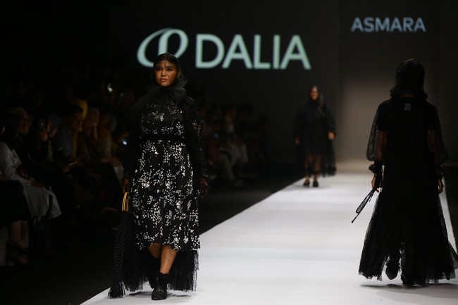 Yang mengejutkan ada Rosa Meldianti di fashion show tersebut. Keponakan Dewi Persik yang bertubuh curvy itu memakai dress dan outer lace transparan. Foto: Rachman Haryanton/Wolipop