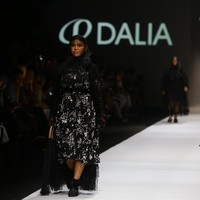 Yang mengejutkan ada Rosa Meldianti di fashion show tersebut. Keponakan Dewi Persik yang bertubuh curvy itu memakai dress dan outer lace transparan. Foto: Rachman Haryanton/Wolipop