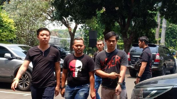Tiba di PN Jaksel, Trio 'Ikan Asin' Dikawal Bodyguard