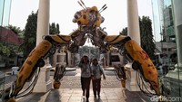 Robot yang dikendalikan oleh balita jenius itu terinspirasi karakter dalam novel Getaran karya Djoko Lelono. Kurator pameran, Gesyada Siregar, menuturkan sang seniman yang membuat robot tersebut memang tertarik dengan segala hal fiksi ilmiah.
