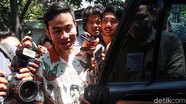 Terinspirasi, Gibran Rakabuming Sebut Nadiem Salah Satu Pahlawan Favorit Terinspirasi, Gibran Rakabuming Sebut Nadiem Salah Satu Pahlawan Favorit