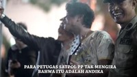 Para petugas tak mengenal dirinya hingga Andika menyanyi dengan sebuah gitar. Dok. YouTube