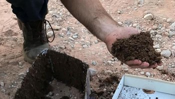 Pakai kotak sepatu. Foto: instagram.com/jordi.koalitic