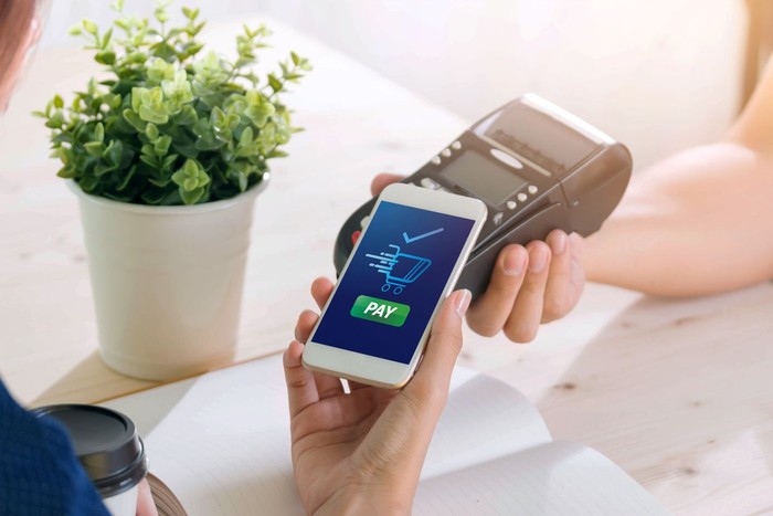 Dompet digital Mobile Payment with NFC technology on Smartphone shopping online with filter effect