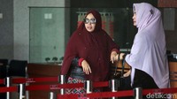 Shobibah tampak memakai kacamata dan jaket kulit.