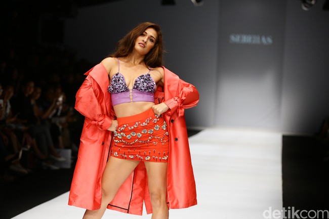 Penampilan Nina disambut riuh oleh penonton Jakarta Fashion Week 2020. Mereka berkali-kali memberikan tepuk tangan dan teriakan kagum pada model yang kini sudah menjadi ibu dua orang anak itu. Foto: Rachman Haryanto/Detikcom