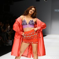 Penampilan Nina disambut riuh oleh penonton Jakarta Fashion Week 2020. Mereka berkali-kali memberikan tepuk tangan dan teriakan kagum pada model yang kini sudah menjadi ibu dua orang anak itu. Foto: Rachman Haryanto/Detikcom