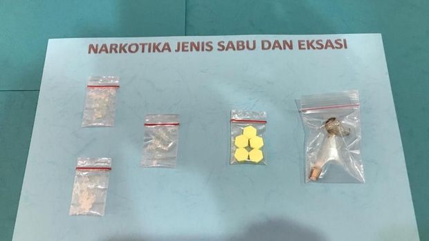 Barang bukti inex dan sabu.