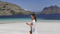 Dalam Instagramnya, Nia juga pamer kaki jenjangnya saat menikmati pantai di sana. (ramadhaniabakrie/Instagram)
