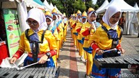 Selain itu, pawai kenduri budaya di Jakarta Utara tersebut juga dimeriahkan dengan penampilan marching band.