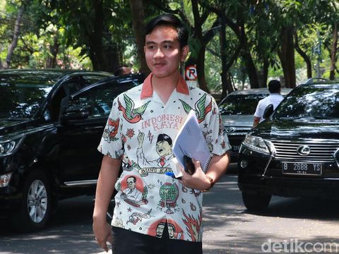 Iriana Dukung Gibran Daftar Pilkada, Ini Harga Kemeja Unik yang Dipakainya