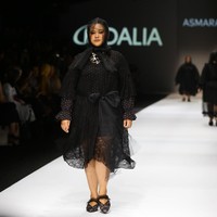 Presenter dan influencer Ankatama memakai dress setipe dengan Sinyorita. Untuk memberikan lekuk tubuh, pada bagian pinggang ada diikat kain lace yang dibentuk pita.  Foto: Rachman Haryanton/Wolipop