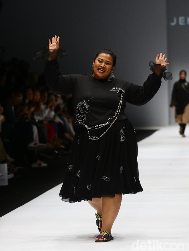 Presenter dan influencer Ucita Pohan tampil girlie dalam balutan busana serba hitam karya Jenahara. Ada sedikit sentuhan grunge dari aksen rantai pada blouse bermotif kuda poni. Foto: Rachman Haryanto/detikcom