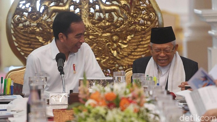 Presiden Joko Widodo memimpin Sidang Kabinet Paripurna pertama di Istana Merdeka. Wakil Presiden dan para menteri Kabinet Indonesia Maju turut hadir di sana.