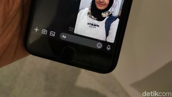 Kemudian, panitia akan membantu pengunjung masuk ke aplikasi chat LINE dan mengirim foto pengunjung ke chat room Rinna. Foto: Aisyah Kamaliah/detikINET