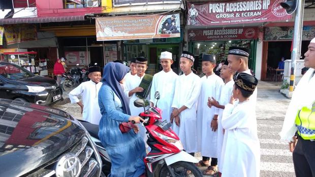 Aksi Santri Aceh Ikut Operasi Zebra: Ceramah-Doakan Pelanggar Lalin