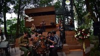Diskusi santai ala Siti Nurbaya Bakar bisa dilakukan di mana saja. Seperti ketika ia menikmati kopi dan kudapan Nusantara di Arborea Cafe yang Instagramable. Foto: Instagram
