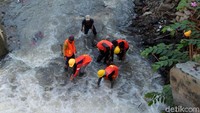 Kegiatan bersih-bersih sampah di Kali Krukut tersebut dilakukan guna mengantisipasi banjir akibat sampah yang hanyut terbawa arus di kali tersebut.