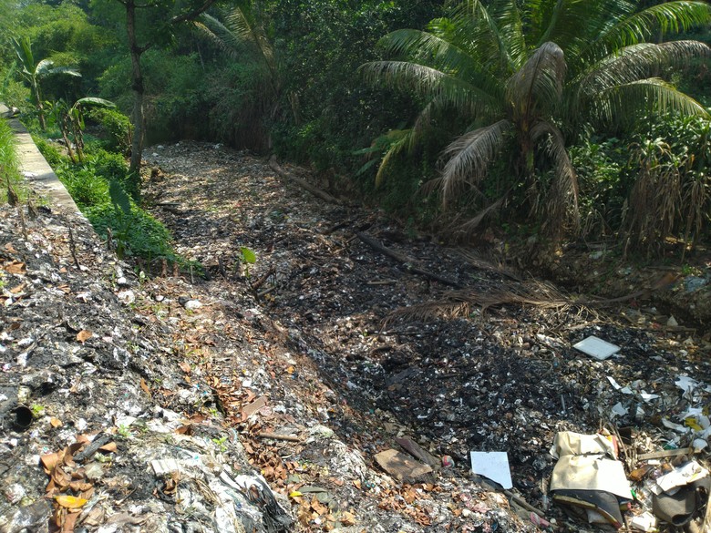 Warga Protes Pemkab Bogor Tanggung-tanggung Bersihkan Sampah Kalibaru Warga Protes Pemkab Bogor Tanggung-tanggung Bersihkan Sampah Kalibaru