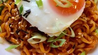 Rasa standar dan favorit, mie goreng instan Korea yang pedas gurih makin enak dengan tambahan telur goreng setengah matang. Foto ; Instagram @jeab_suwalee