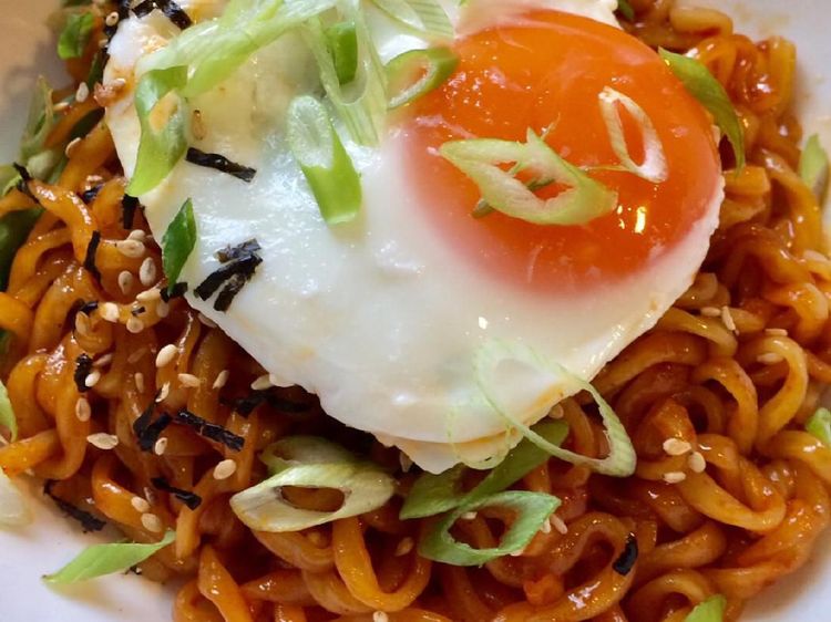 Tanggal Tua Biar Semangat Enaknya Sarapan Racikan Mie Korea Ini