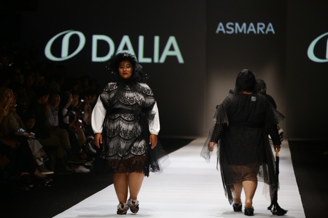 Presenter dan influencer Ucita Pohan juga berlenggang di fashion show Barli Asmara tersebut. Ia tampil dengan blouse putih dan dress lace hitam.  Foto: Rachman Haryanton/Wolipop