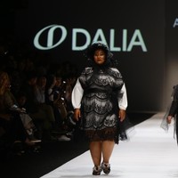 Presenter dan influencer Ucita Pohan juga berlenggang di fashion show Barli Asmara tersebut. Ia tampil dengan blouse putih dan dress lace hitam.  Foto: Rachman Haryanton/Wolipop