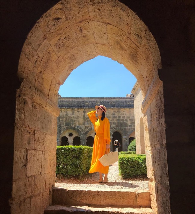 Aku mengirim sebuah email pada pukul 8 malam, kolegaku mengambil skrinsut dan mengirimnya pada HRD. Ini karena hukum kerja di Prancis sangatlah ketat. Mereka tidak memperbolehkanmu mengganggu rekan kerjamu di luar jam kerja. Ya, itu adalah pelecehan, ungkapnya. Foto: Instagram @sharonau13