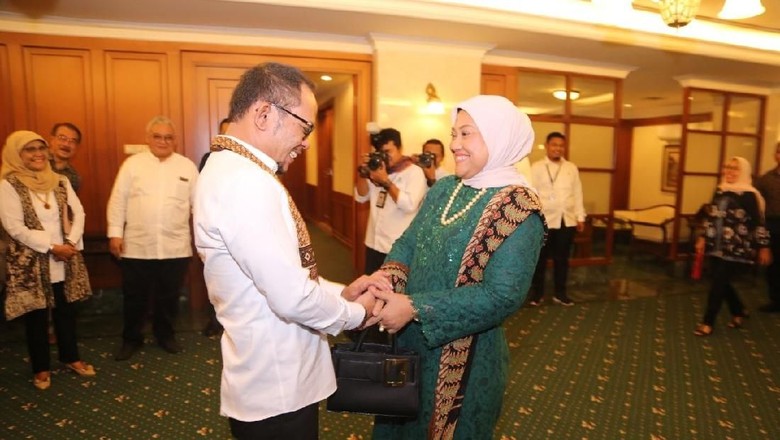 Serahkan Jabatan Menaker ke Ida Fauziyah, Ini Pesan Hanif Dhakiri Serahkan Jabatan Menaker ke Ida Fauziyah, Ini Pesan Hanif Dhakiri