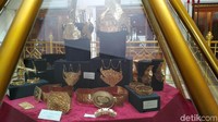 Sudut lainnya yaitu peninggalan benda-benda pusaka di Gedung Gendeng seperti Makuta Binokasih, keris, pedang dan senjata pada kerajaan Sumedang Larang. Setiap tahunnya benda pusaka ini dicuci pada bulan Mulud atau Maulid Nabi (Mukhlis/detikcom)